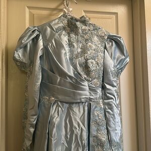 Light baby blue puffy shoulder size 6 
Stain Appliqués Long sleeves